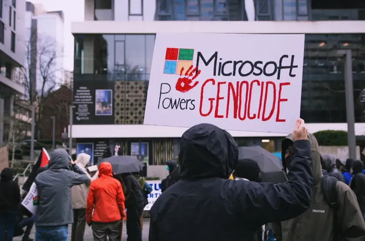 Microsoft İzrailgä yasalma fähem xezmätlären birüen qabul itte, fäqät genośidnı kire qaqtı
